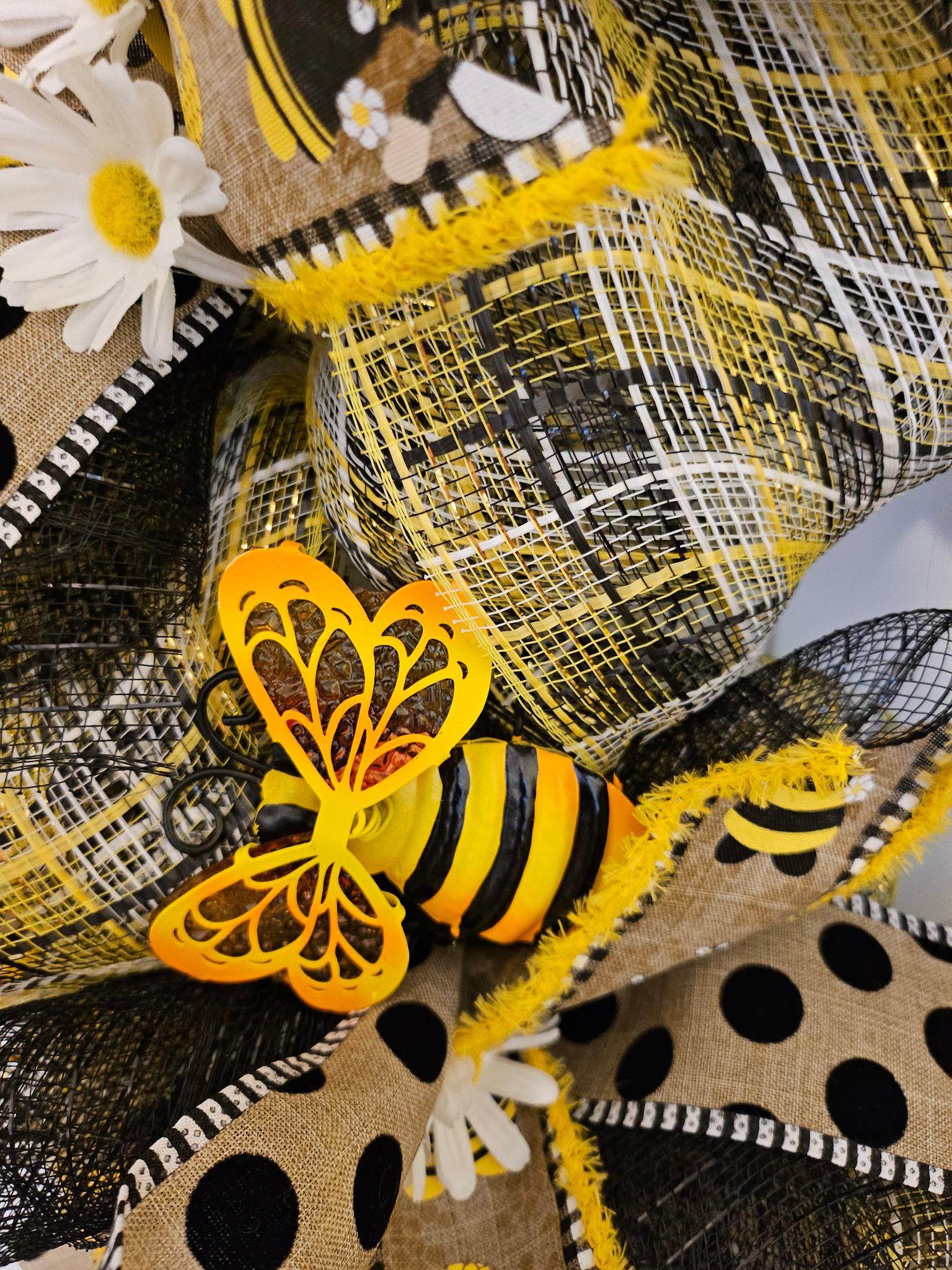 Bee-Themed Welcome Wreath image 3