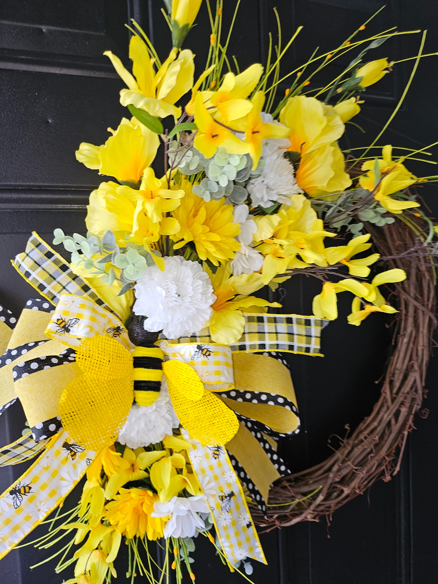Busy Bee Grapevine Wreath image 2